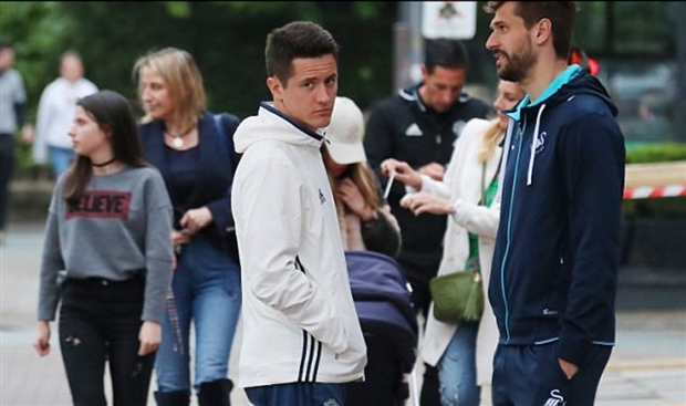 Nhưng bên ngoài sân cỏ, thì bộ đôi này lại rất thân.