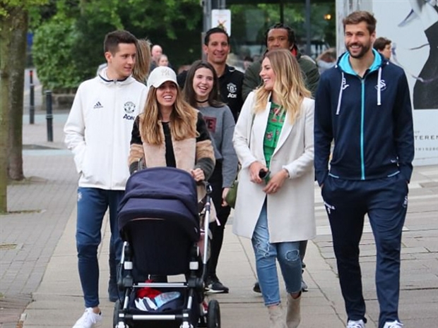 Thậm chí cả 2 còn chẳng bận tâm đến việc thay đồ.