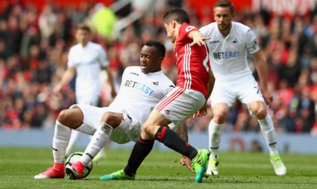 Herrera đầy thân thiết với kẻ thù ngay sau trận hòa của Man Utd - Bóng Đá