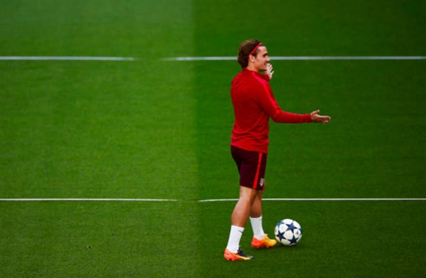 Griezmann đầy nữ tính xuất hiện tại Bernabeu - Bóng Đá