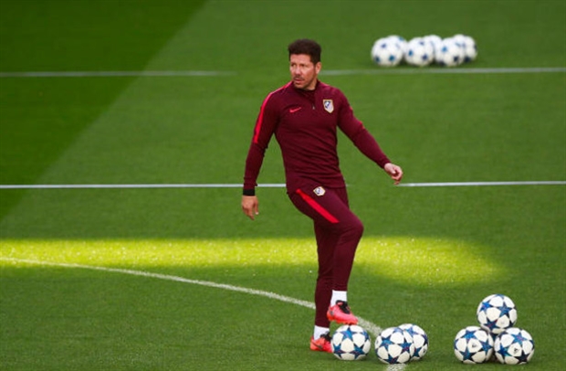 HLV Simeone cũng đã tranh thủ làm vài đường bóng.