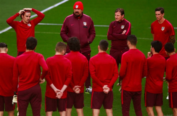 Griezmann tranh thủ chỉnh lại tóc trong lúc toàn đội họp bàn chiến thuật.