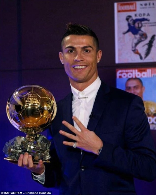 Ronaldo giành được Quả bóng vàng thứ 4 trong sự nghiệp hồi tháng 12/2016, bức ảnh nhận được 3,5 triệu lượt "like".