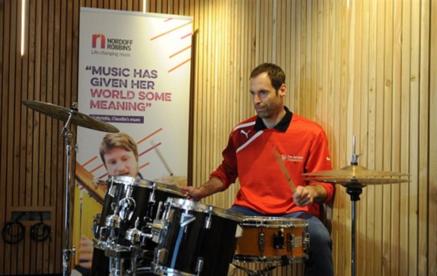 Và phô diễn kỹ năng chơi trống của mình.