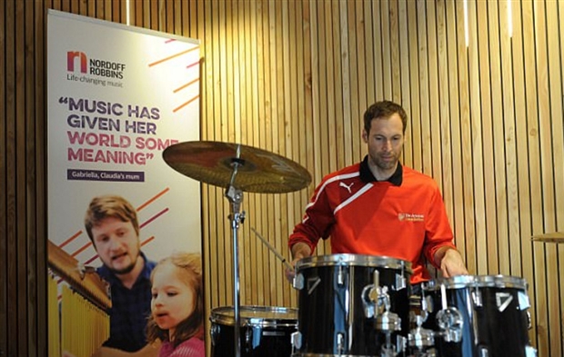 Thủ thành số 1 của Arsenal tỏ ra rất hạnh phúc trong từng nhịp trống.