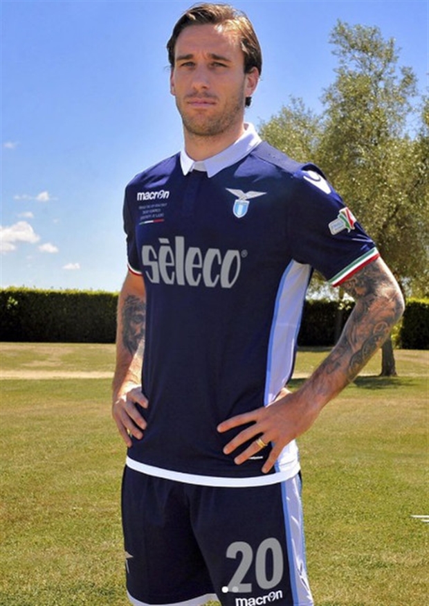 Thì Lazio đã thêm vào 3 sọc xanh-trắng-đỏ (quốc kỳ của Italia) ở cổ tay.