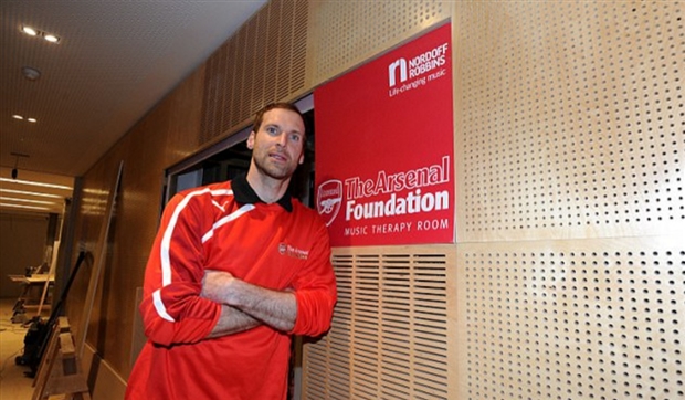 Để giết thời gian, Petr Cech đã quyết định ghé thăm trung tâm Nordoff Robbins.