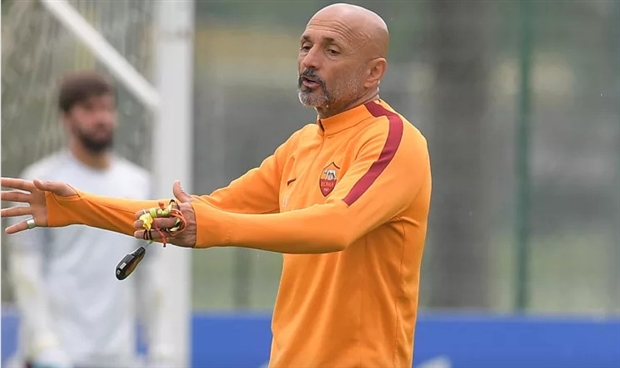 HLV Spalletti tỏ ra rất căng thẳng trong buổi tập mới đây của Roma.