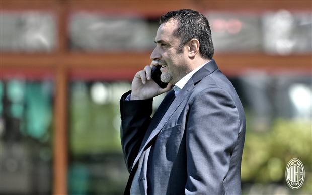 Giám đốc kỹ thuật Massimo Mirabelli cũng có mặt tại Milanello để theo dõi buổi tập.