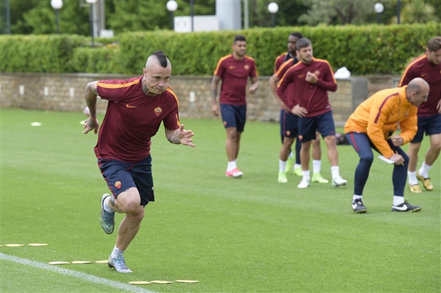 Roma 'thiếu lửa' trước giờ đại chiến với Milan - Bóng Đá