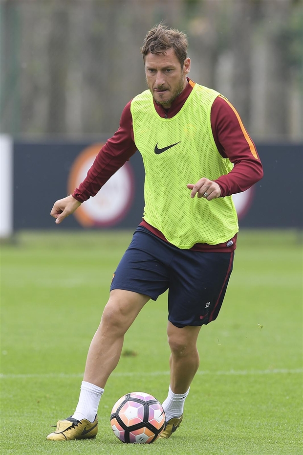 Roma 'thiếu lửa' trước giờ đại chiến với Milan - Bóng Đá