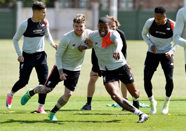 Dàn sao Liverpool khoái chí khi vừa nắm tay, vừa tập luyện  - Bóng Đá