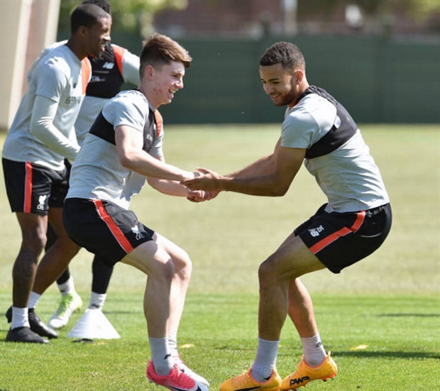 Dàn sao Liverpool khoái chí khi vừa nắm tay, vừa tập luyện  - Bóng Đá