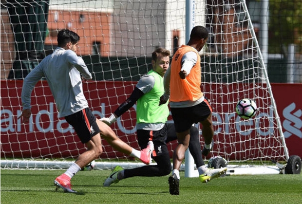 Dàn sao Liverpool khoái chí khi vừa nắm tay, vừa tập luyện  - Bóng Đá