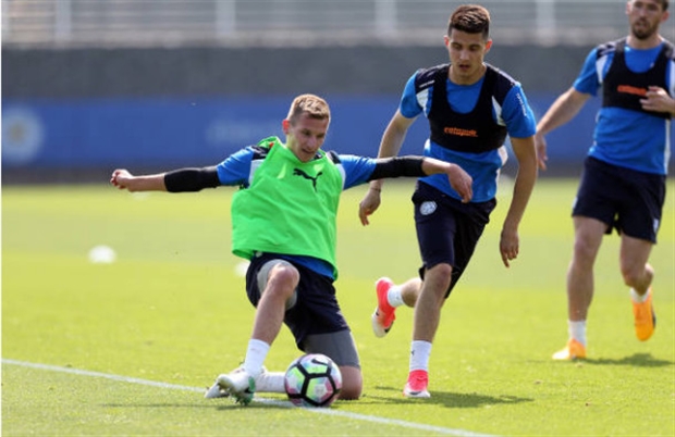 Khác với Leicester, Man City hiện vẫn đang rất cần điểm cho cuộc vào top 4.