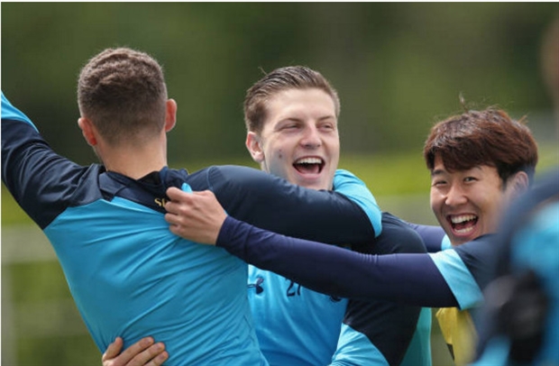 Một chiến thắng trước Quỷ Đỏ có thể sẽ giúp thầy trò HLV Pochettino giảm đi chút nỗi buồn khi giấc mộng bá vương đã không thể thành hiện thực.