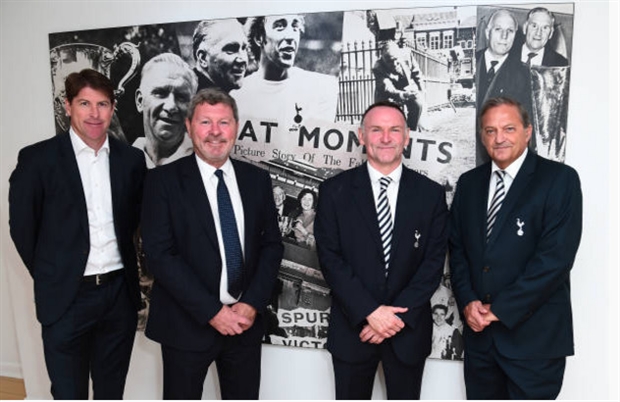 Các huyền thoại khác của Tottenham như Darren Anderton, Clive Allen, Paul Allen và Gary Mabbutt chụp ảnh kỷ niệm bên trong sân.