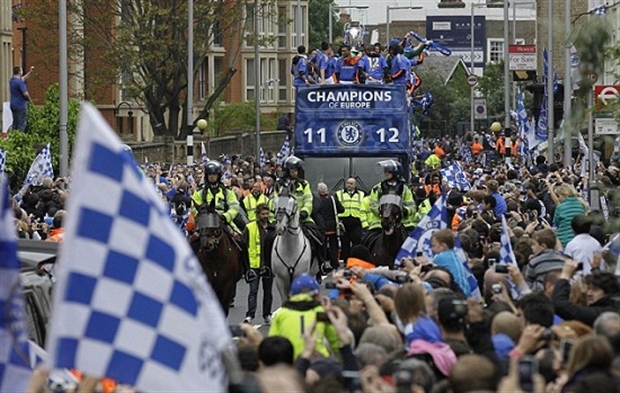 Ngày này năm xưa: Chelsea tưng bừng đưa cúp Champions League về London - Bóng Đá