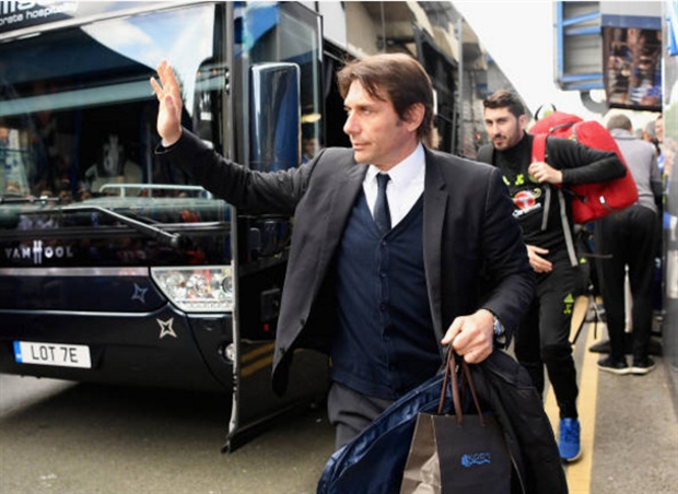 Cúp vô địch Premier League đã có mặt tại Stamford Bridge - Bóng Đá