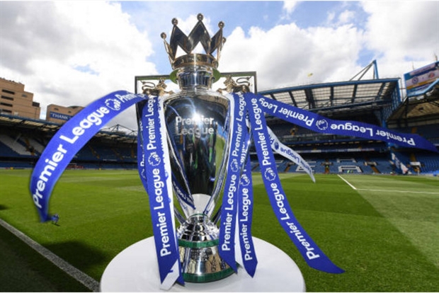 Chiếc cúp bạc đã có mặt tại Stamford Bridge để chờ tân vương.