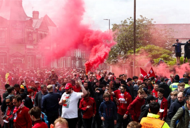 The Kop được các CĐV đội bóng chào đón chẳng khác nào những nhà vô địch.