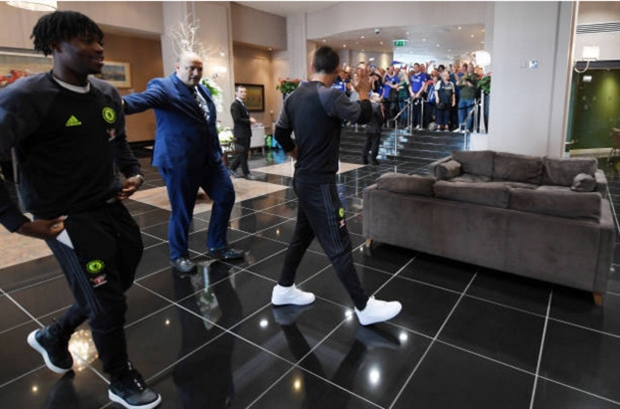 Các ngôi sao của The Blues lúc này cũng đã có mặt tại Stamford Bridge