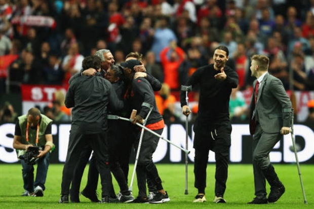 Man Utd vô địch, Mourinho ôm con khóc như mưa tại Stockholm - Bóng Đá