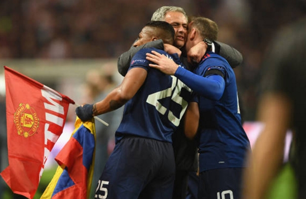 Man Utd vô địch, Mourinho ôm con khóc như mưa tại Stockholm - Bóng Đá