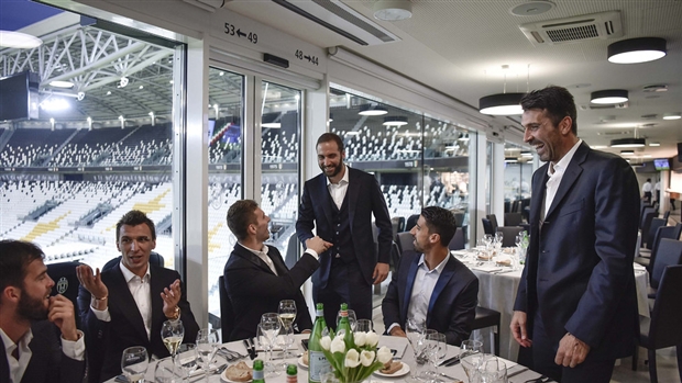 Tượng đài người Italia liên tục 'truyền lửa' cho các đồng đội với những câu chuyện của mình.