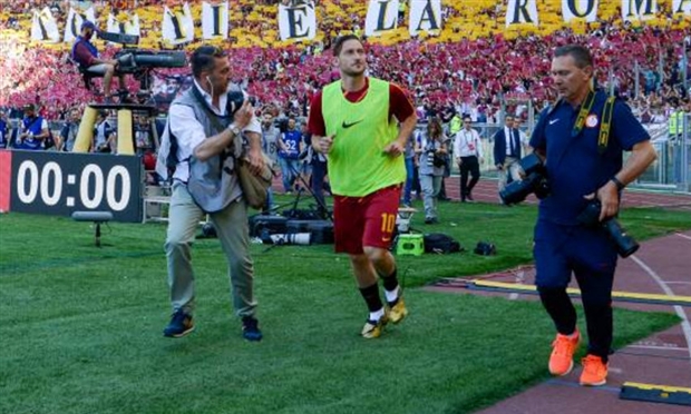 Totti yếu đuối lạ thường trong trận đấu chia tay Roma - Bóng Đá