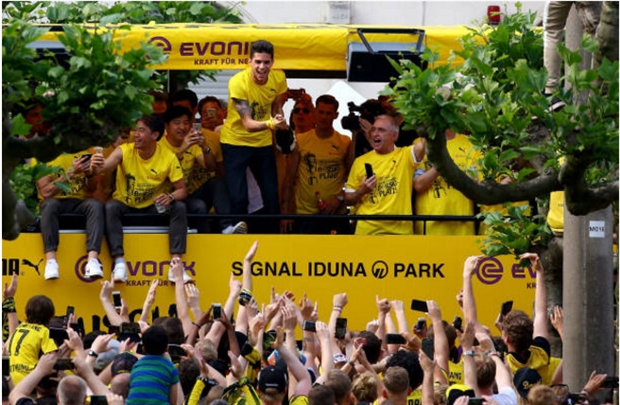 Mặc chấn thương, Reus vẫn tưng bừng đón cúp cùng Dortmund - Bóng Đá
