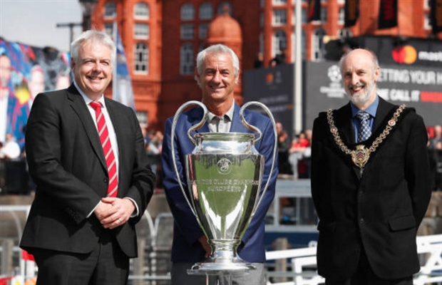 Chiếc cúp bạc dành cho nhà vô địch cũng đã được mang tới Cardiff.