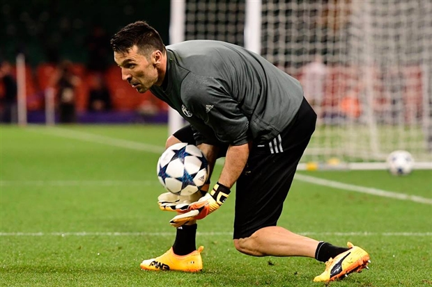 Buffon căng như dây đàn trong buổi tập cuối của Juventus - Bóng Đá