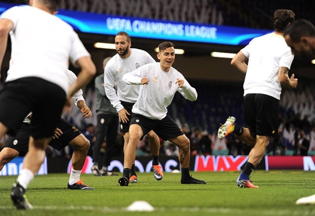 Buffon căng như dây đàn trong buổi tập cuối của Juventus - Bóng Đá