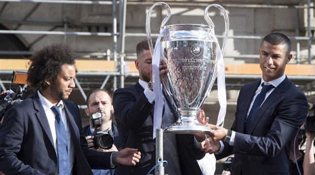 Nhưng Ronaldo vẫn vô cùng nổi bật khi đứng cạnh các đồng đội.