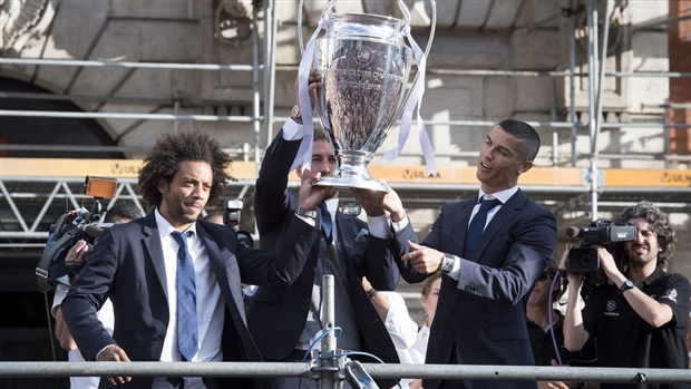 Soi từng milimet mái tóc húi cua của Ronaldo - Bóng Đá