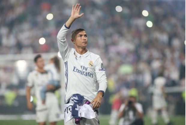 Soi từng milimet mái tóc húi cua của Ronaldo - Bóng Đá