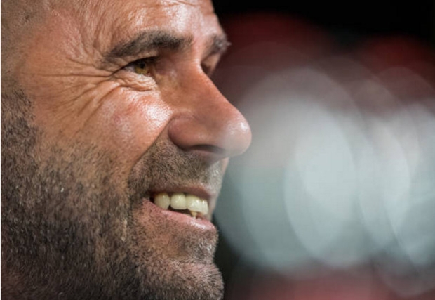 Thay thế Thomas Tuchel, Bosz sẽ kí vào bản hợp đồng có thời hạn 2 năm với Dortmund, cho phép ông ở lại đội bóng áo vàng-đen đến tháng 6/2019.