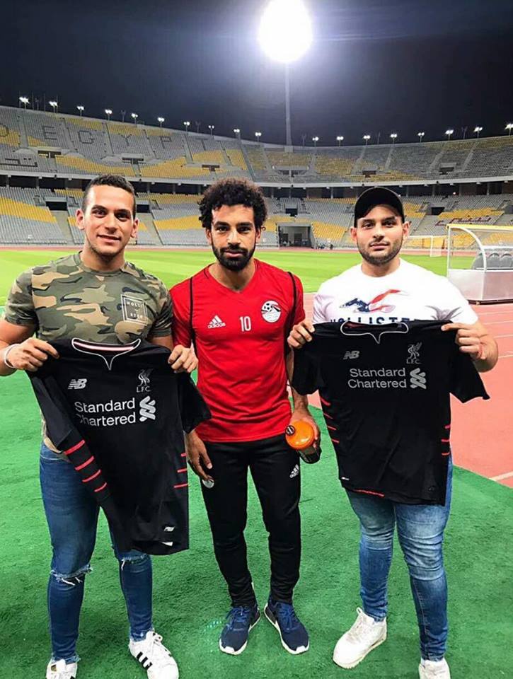 Chụp ảnh với áo Liverpool, Salah đã chốt tương lai? - Bóng Đá