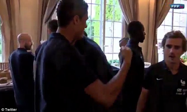 Antoine Griezmann đã liên tục né tránh việc tiếp xúc với Raphael Varane.