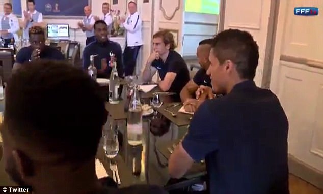 Ngôi sao của Atletico tỏ ra chẳng hề thích thú khi Varane kể chuyện.