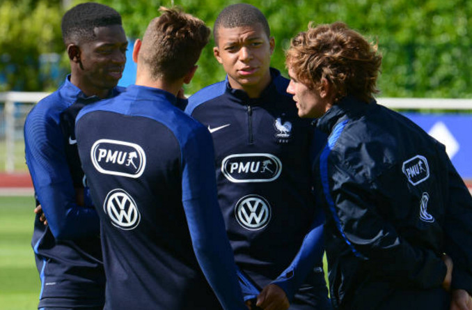 Ngoại trừ Varane, Griezmann vẫn tỏ ra rất vui vẻ với những người đồng đội khác.