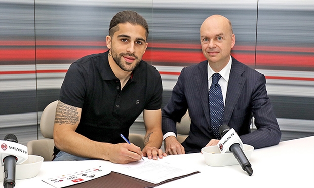 Trai đẹp Ricardo Rodriguez 'ngơ ngác' trước kho tàng của AC Milan - Bóng Đá