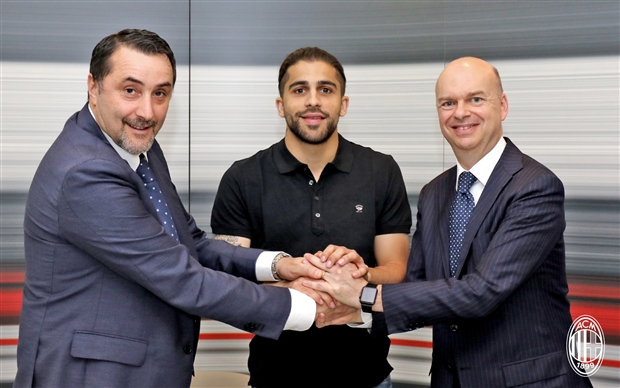 Ricardo Rodriguez vừa qua đã hoàn tất thủ tục chuyển từ Wolfsburg sang Milan.