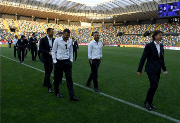 Chỉ sơ mi trắng, nhưng dàn sao Italia vẫn thu hút mọi ánh nhìn - Bóng Đá