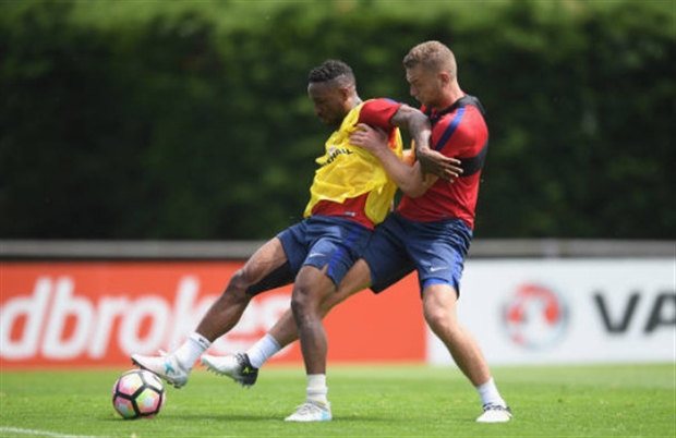 Southgate ra sân chiến, Defoe 'chém' không nể một ai - Bóng Đá