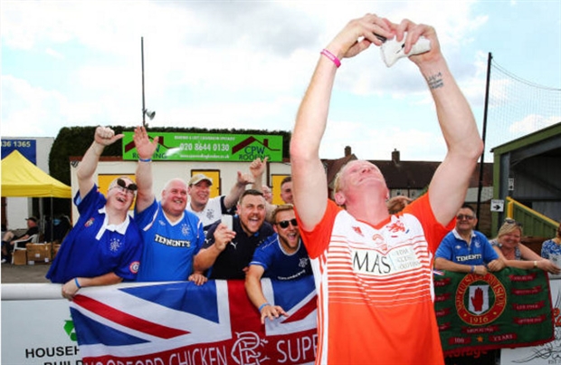 Những nụ cười, những cái ôm đầy tình cảm lại lập tức xuất hiện.