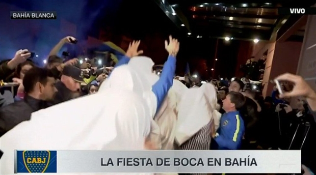 Và đây là cách những nhà vua mới tại Argentina ăn mừng.