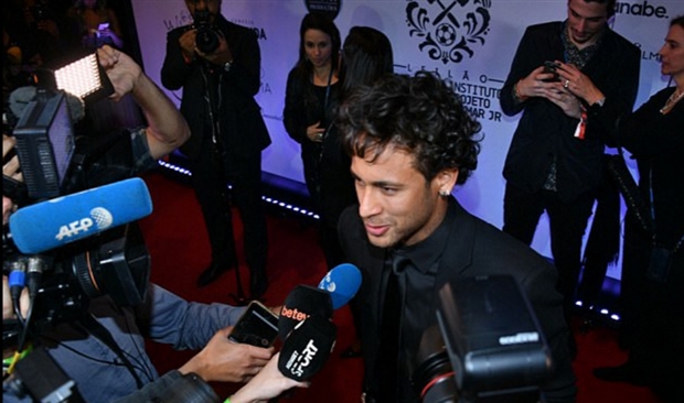 Khi tham dự một chương trình từ thiện của Barcelona.