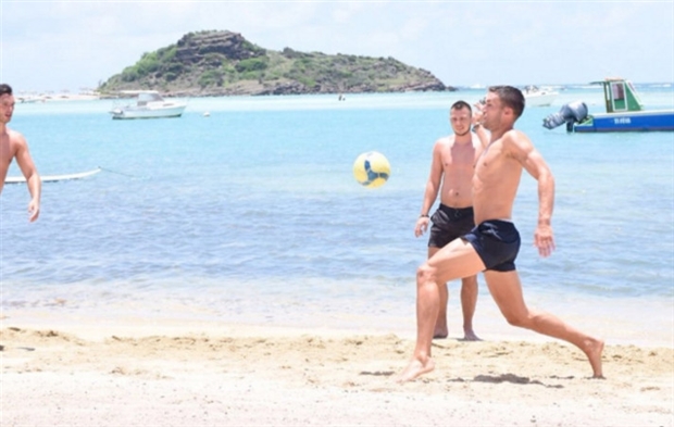 Ngôi sao người Hà Lan này hiện đang cùng những người bạn của mình tận hưởng những ngày nghỉ tại Antilles.